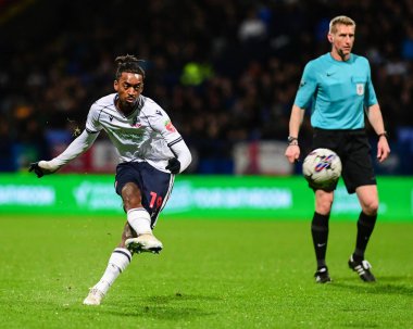 Bolton Wanderers takımından Paris Maghoma, 16 Nisan 202 'de İngiltere' nin Bolton Wanderers - Shrewsbury Town maçında serbest atış aldı.