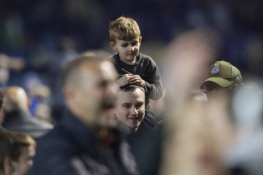 Portsmouth taraftarları, 16 Nisan 202 'de Fratton Park, Portsmouth, İngiltere' de oynanan Portsmouth - Barnsley maçında ligi kazanmayı kutluyorlar.