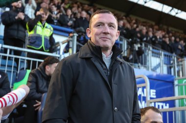 Neill Collins Barnsley 'in baş antrenörü, 16 Nisan 202' de Fratton Park, Portsmouth, Birleşik Krallık 'ta oynanan Sky Bet 1 maçında Portsmouth - Barnsley maçına bakıyor.