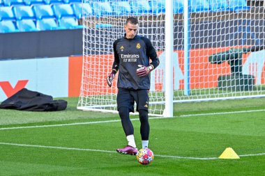 Real Madrid Şampiyonlar Ligi antrenman oturumunda Real Madrid 'den Andriy Lunin Etihad Stadyumu, Manchester, İngiltere, 16 Nisan 202
