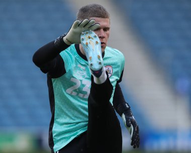 Barnsley 'li Ben Killip, Sky Bet Ligi 1 maçında Portsmouth Barnsley' e karşı Fratton Park, Portsmouth, Birleşik Krallık 'ta 16 Nisan 202' de oynanan maç öncesi ısınma maçında