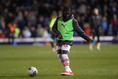 Barnsley 'li Fbio Jal, 16 Nisan 2024' te Portsmouth 'un Barnsley' e karşı oynadığı Gökyüzü İddia Ligi 1 maçında yarı finalde ısınıyor.