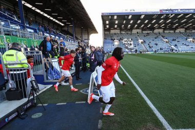 Barnsley 'li Fbio Jal, Sky Bet Ligi 1 maçı sırasında Portsmouth' a karşı Fratton Park, Portsmouth, İngiltere, 16 Nisan 2024 'te oynanan maç öncesi ısınma maçında