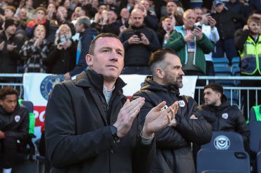 Neill Collins Barnsley 'in baş antrenörü takımını 16 Nisan 202' de Fratton Park, Portsmouth, İngiltere 'de oynanan Sky Bet 1 maçında Portsmouth - Barnsley maçında alkışladı.