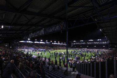 Portsmouth taraftarları, 16 Nisan 202 'de Fratton Park, Portsmouth, İngiltere' de oynanan 1. Gökyüzü İddia Ligi maçı Portsmouth - Barnsley maçında 3-2 kazandıktan sonra sahaya çıktılar.