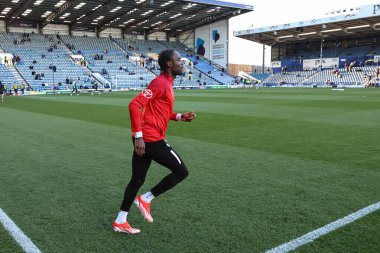 Barnsley 'den Devante Cole, Sky Bet Ligi 1 maçı sırasında Portsmouth-Barnsley maçı sırasında Portsmouth, Portsmouth, İngiltere' de 16 Nisan 202 'de oynanan maç öncesi ısınma maçında...