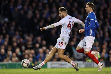 Barnsley 'den John Mcatee, Portsmouth, Birleşik Krallık' ta 16 Nisan 202 'de oynanan Gökyüzü İddia Ligi 1 maçında Will Norris # 1 Portsmouth tarafından kurtarıldı.