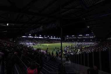 Portsmouth taraftarları, 16 Nisan 202 'de Fratton Park, Portsmouth, İngiltere' de oynanan 1. Gökyüzü İddia Ligi maçı Portsmouth - Barnsley maçında 3-2 kazandıktan sonra sahaya çıktılar.