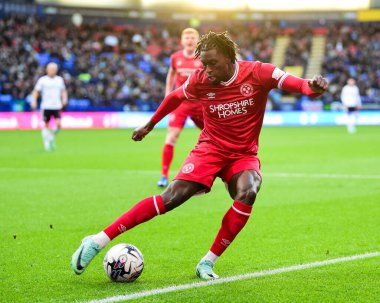Shrewsbury Town takımından Tunmise Sobowale, 16 Nisan 202 'de İngiltere' nin Toughsheet Community Stadyumu 'nda oynanan 1.