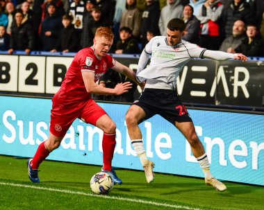 Bolton Wanderers 'dan Aaron Collins ve Shrewsbury Town' dan Morgan Feeney, 16 Nisan 202 'de Toughsheet Community Stadyumu' nda oynanan Sky Bet 1 karşılaşmasında top için düello yaptılar.