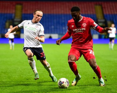 Shrewsbury Town 'dan Cheyenne Dunkley, Bolton Wanderers' ın 16 Nisan 202 'de Toughsheet Community Stadyumu' ndaki Bolton Wanderers - Shrewsbury Town maçında Bolton Wanderers 'dan Kyle Dempsey' i durdurdu.