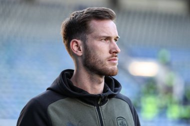 Barnsley 'den Jamie McCart, 16 Nisan 202' de Portsmouth, Portsmouth, İngiltere 'deki Portsmouth Park' ta oynanan 1.