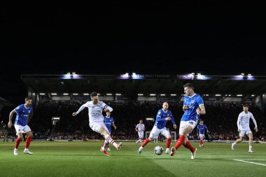 Barnsley 'den Jordan Williams, Portsmouth, Portsmouth, İngiltere' de 16 Nisan 202 'de oynanan Gökyüzü İddia Ligi 1 maçında Portsmouth - Barnsley maçında Conor Shaughnessy tarafından engellenen kalede şut çekiyor.