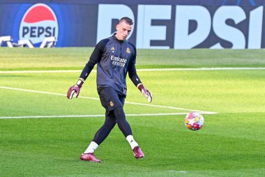 Real Madrid Şampiyonlar Ligi antrenman oturumunda Real Madrid 'den Andriy Lunin Etihad Stadyumu, Manchester, İngiltere, 16 Nisan 202