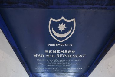 16 Nisan 2024 'te Fratton Park, Portsmouth, Birleşik Krallık' ta Portsmouth-Barnsley maçında tünelin çatısında kimi temsil ettiğinizi unutmayın.