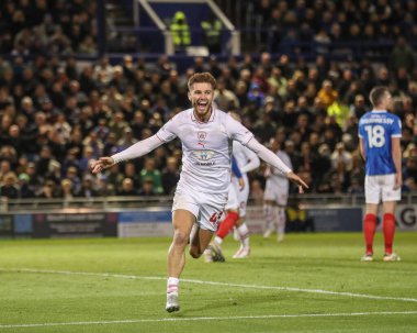 Barnsley 'den John Mcatee, 16 Nisan 202' de Fratton Park, Portsmouth, Birleşik Krallık 'ta oynanan 1-2' lik Gökyüzü İddia Ligi maçı Portsmouth-Barnsley maçında attığı golü kutluyor.