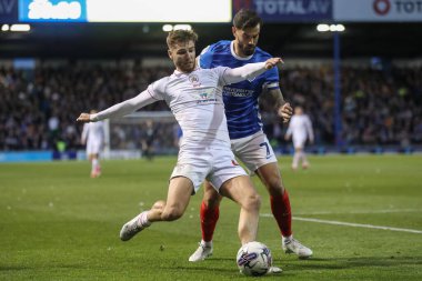 Barnsley 'den John Mcatee ve Portsmouth Marlon Pack, Portsmouth, İngiltere' de 16 Nisan 202 'de oynanan Sky Bet Ligi 1 karşılaşmasında top için Portsmouth Barnsley' e karşı oynadılar.