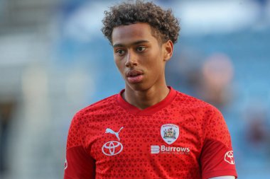 Barnsley 'den Theo Chapman, Sky Bet Ligi 1 maçında Portsmouth Barnsley' e karşı Fratton Park, Portsmouth, Birleşik Krallık 'ta 16 Nisan 202' de oynanan maç öncesi ısınma maçında