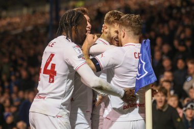 Barnsley 'den John Mcatee, 16 Nisan 202' de Fratton Park, Portsmouth, Birleşik Krallık 'ta oynanan 1-2' lik Gökyüzü İddia Ligi maçı Portsmouth-Barnsley maçında attığı golü kutluyor.