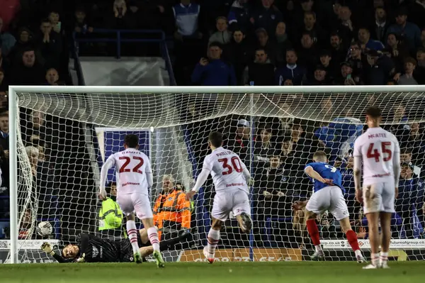 Portsmouth 'dan Colby Bishop # 9, Portsmouth, İngiltere' de 16 Nisan 202 tarihinde oynanan Sky Bet Ligi 1 maçında Portsmouth - Barnsley maçında 2-2 berabere kaldığı için ceza aldı.