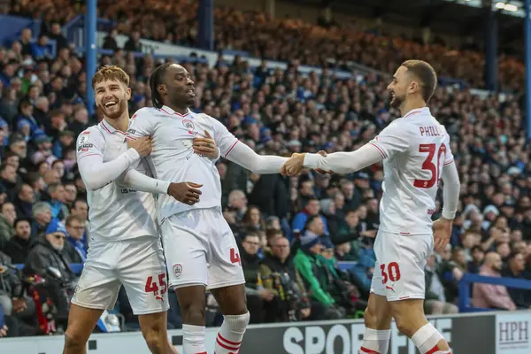 Barnsley 'den Devante Cole, 16 Nisan 202' de Fratton Park, Portsmouth, İngiltere 'de oynanan 1. Gökyüzü İddia Ligi maçı Portsmouth-Barnsley maçında 0-1 kazanma hedefini kutluyor.