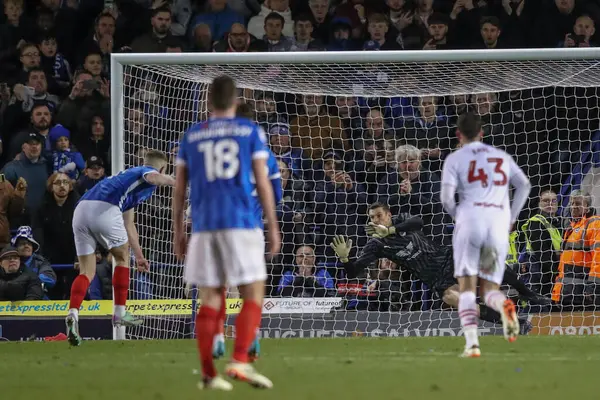 Colby Bishop Portsmouth Scores Penalty Make Sky Bet League Match — Stock Photo, Image