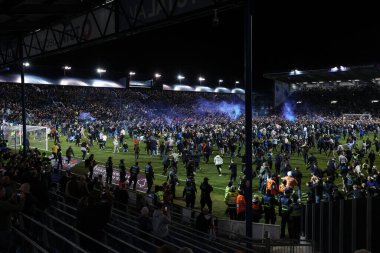 Portsmouth taraftarları, 16 Nisan 202 'de Fratton Park, Portsmouth, İngiltere' de oynanan 1. Gökyüzü İddia Ligi maçı Portsmouth - Barnsley maçında 3-2 kazandıktan sonra sahaya çıktılar.