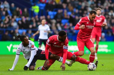 Shrewsbury Town 'dan Bolton Wanderers' dan Paris Maghoma ve Shrewsbury Town 'dan Cheyenne Dunkley, Gök İddia Ligi 1 maçında Bolton Wanderers' a karşı Shrewsbury Town, Toughsheet Community Stadyumu, Bolton, İngiltere, 16 Nisan 202