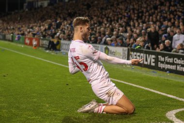 Barnsley 'den John Mcatee, 16 Nisan 202' de Fratton Park, Portsmouth, Birleşik Krallık 'ta oynanan 1-2' lik Gökyüzü İddia Ligi maçı Portsmouth-Barnsley maçında attığı golü kutluyor.