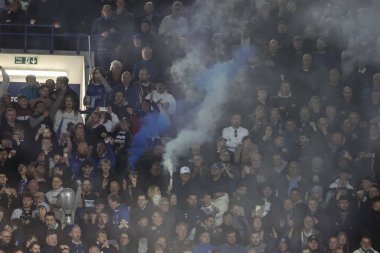 Taraftarlar, 16 Nisan 202 'de Fratton Park, Portsmouth, İngiltere' de oynanan Portsmouth-Barnsley maçında terfiyi kutluyor ve ligi kazanıyorlar.