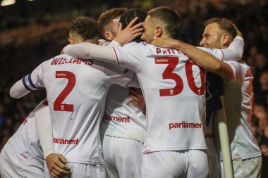 Barnsley 'den John Mcatee, 16 Nisan 202' de Fratton Park, Portsmouth, Birleşik Krallık 'ta oynanan 1-2' lik Gökyüzü İddia Ligi maçı Portsmouth-Barnsley maçında attığı golü kutluyor.