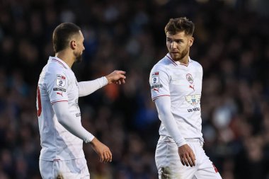 Barnsley 'den Adam Phillips, 16 Nisan 202' de Fratton Park, Portsmouth, Birleşik Krallık 'ta oynanan Sky Bet 1 maçı sırasında Barnsley' den John Mcatee ile konuştu.