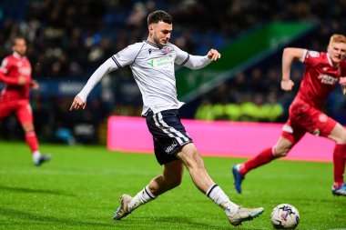 Bolton Wanderers takımından Aaron Collins, 16 Nisan 202 'de İngiltere' deki Toughsheet Community Stadyumu 'nda oynanan Bolton Wanderers - Shrewsbury Town maçında topa vuruyor.