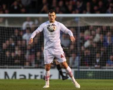 Barnsley 'li Josh Earl, 16 Nisan 202' de Fratton Park, Portsmouth, Birleşik Krallık 'ta oynanan Portsmouth-Barnsley maçında topu kontrol ediyor.