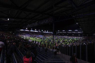 Portsmouth taraftarları, 16 Nisan 202 'de Fratton Park, Portsmouth, İngiltere' de oynanan 1. Gökyüzü İddia Ligi maçı Portsmouth - Barnsley maçında 3-2 kazandıktan sonra sahaya çıktılar.