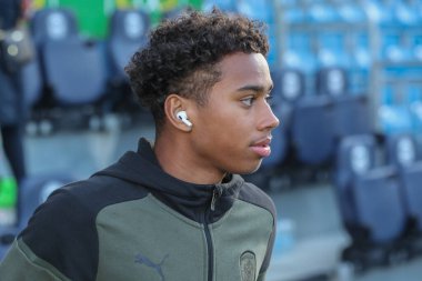 Barnsley takımından Theo Chapman 16 Nisan 202 'de Portsmouth-Barnsley maçında sahaya çıktı.