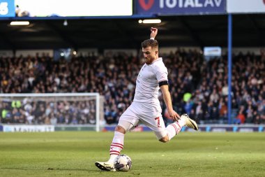 Barnsley 'den Nicky Cadden, 16 Nisan 202' de Fratton Park, Portsmouth, Birleşik Krallık 'ta oynanan 1.