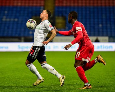 Bolton Wanderers takımından Josh Dacres-Cogley topu Shrewsbury Town 'dan Daniel Udoh' a karşı tutuyor Sky Bet 1 karşılaşmasında Bolton Wanderers Shrewsbury Town 'a karşı Toughsheet Community Stadyumu, Bolton, İngiltere, 16 Nisan 202