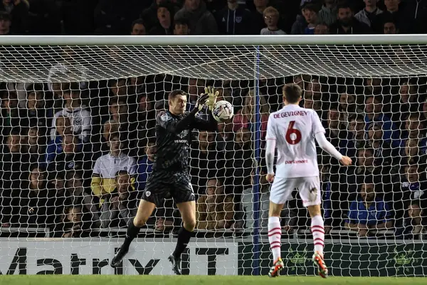 Barnsley 'den Liam Roberts topu 16 Nisan 202' de Fratton Park, Portsmouth, Birleşik Krallık 'ta Portsmouth - Barnsley maçında aldı.