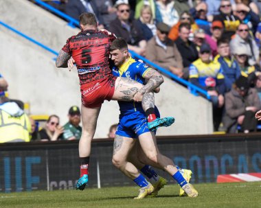 Warrington Wolves takımından Connor Wrench, Betfred Süper Lig 8. Raundu 'nda Leopards takımından Josh Charnley' i Halliwell Jones Stadyumu, Warrington, İngiltere 'de 20 Nisan 202' de oynanan Warrington-Leopards maçında yendi.