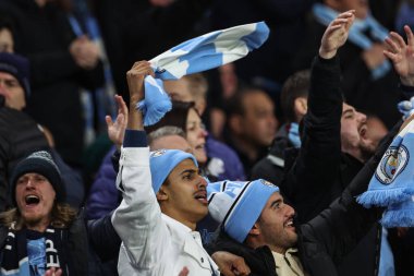 Manchester City taraftarları 17 Nisan 202 'de Etihad Stadyumu' nda oynanan UEFA Şampiyonlar Ligi çeyrek final maçında 1-1 'lik golü kutluyorlar.