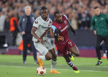 Bayer Leverkusen takımından Odilon Kossounou, 18 Nisan 202 'de Londra' daki Londra Stadyumu 'nda oynanan UEFA Avrupa Ligi çeyrek final karşılaşmasında Batı Ham United ve Bayer 04 Leverkusen' i yendi.