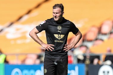 Barnsley 'den Herbie Kane, 20 Nisan 202' de Bloomfield Road, Blackpool, İngiltere 'de oynanan Blackpool-Barnsley maçında izlemektedir.