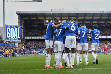 Everton oyuncuları ilk gollerini Everton Premier Lig maçı Everton Nottingham Forest ile Goodison Park, Liverpool, İngiltere, 21 Nisan 202 'de oynanan Everton maçında Everton' lu Idrissa Gueye 'den aldılar.