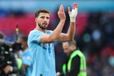 Manchester City 'den Rben Dias, 20 Nisan 2024' te İngiltere 'nin Wembley Stadyumu' nda oynanan Manchester City - Chelsea maçının ardından taraftarları alkışlıyor.