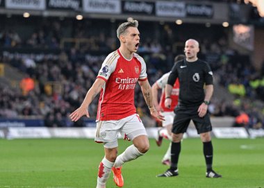 Arsenal 'den Leandro Trossard, 20 Nisan 202' de Molineux, Wolverhampton, Birleşik Krallık 'ta oynanan Premier League maçında Arsenal' i 0-1 yenme hedefini kutluyor.