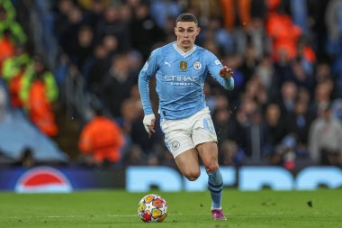 Manchester City 'den Phil Foden, 17 Nisan 202 tarihinde Etihad Stadyumu' nda oynanan UEFA Şampiyonlar Ligi çeyrek final maçında topa vuruyor.