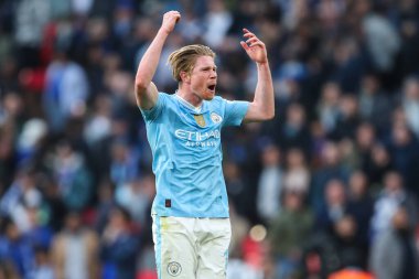 Manchester City 'den Kevin De Bruyne, 20 Nisan 202' de Wembley Stadyumu 'nda Manchester City ile Chelsea maçında oynanan Emirates FA Cup yarı final maçı sonrasında takımının galibiyetini kutluyor.