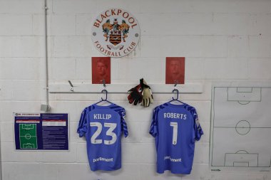 Barnsley 'den Ben Killip ve Barnsley' den Liam Roberts 20 Nisan 202 'de Bloomfield Road, Blackpool' da Blackpool-Barnsley maçında