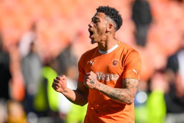 Blackpool 'dan Jordan Lawrence-Gabriel, 20 Nisan 202' de Bloomfield Road, Blackpool 'da oynanan Blackpool-Barnsley maçının sonunda taraftarlarıyla kutlama yapıyor.